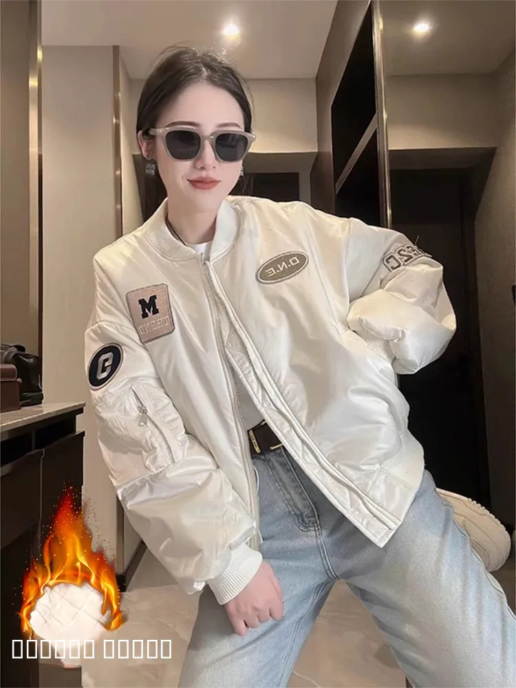 Утепленная женская куртка-бомбер Thiened ort Flight Jaet, весна-осень 2026, новая модель с вышивкой, в американском стиле, бейсбольная куртка, теплая, для повседневной носки, свободного кроя.
Утепленная женская куртка-бомбер Thiened ort Flight Jaet, весна-осень 2026, новая модель с вышивкой, в американском стиле, бейсбольная куртка, теплая, для повседневной носки, свободного кроя.