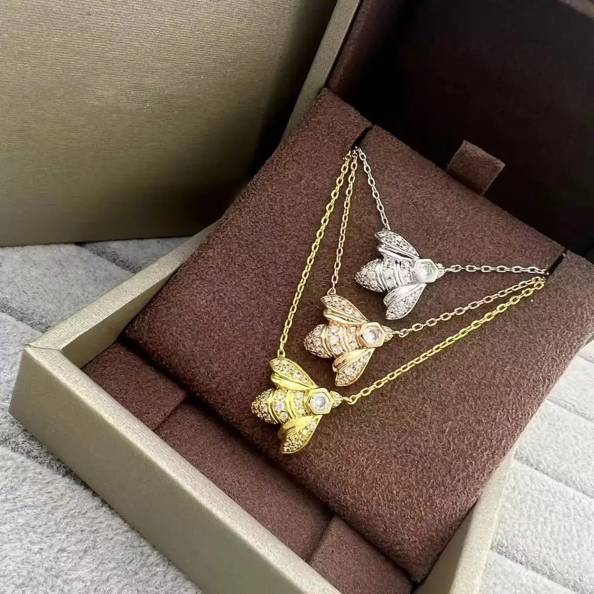 sweet and romantic classics 925 fashionable new product women's bee full diamond necklace jewelry Valentine's Day party gifts
sweet and romantic classics 925 fashionable new product women's bee full diamond necklace jewelry Valentine's Day party gifts