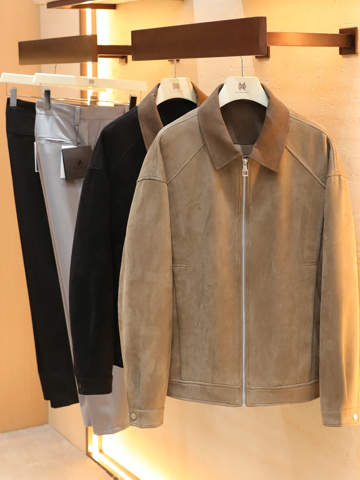 Мужское деловое повседневное замшевое пальто в стиле ретро в американском стиле Sle Jaet Barn Sle с отложным воротником, свободное пальто с несколькими карманами без железа Proc...
Мужское деловое повседневное замшевое пальто в стиле ретро в американском стиле Sle Jaet Barn Sle с отложным воротником, свободное пальто с несколькими карманами без железа Proc...