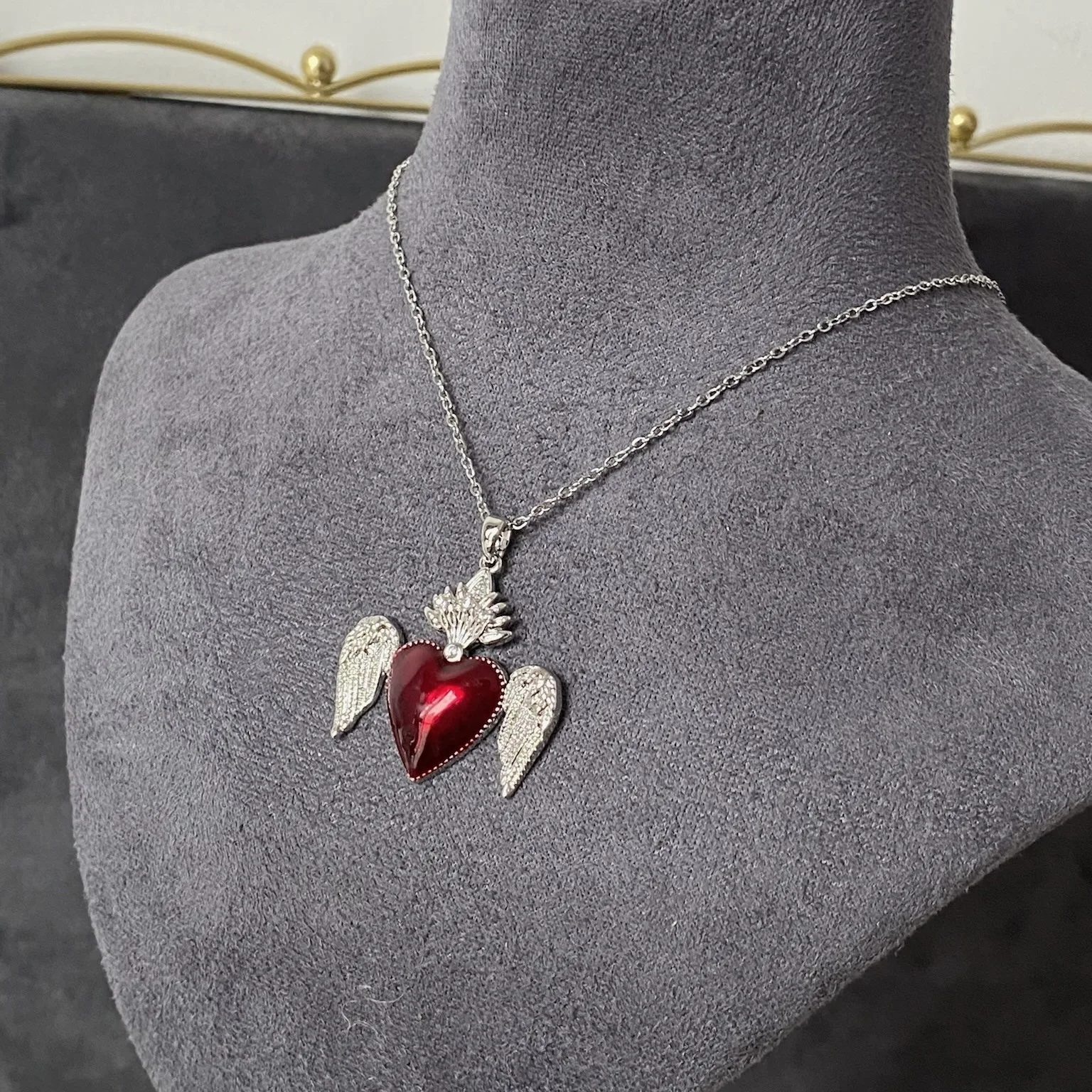 Red Heart Wing Necklace for Women, Niche Design, Light Luxury & High-end, Versatile Titanium Steel Clavicle Chain
Red Heart Wing Necklace for Women, Niche Design, Light Luxury & High-end, Versatile Titanium Steel Clavicle Chain