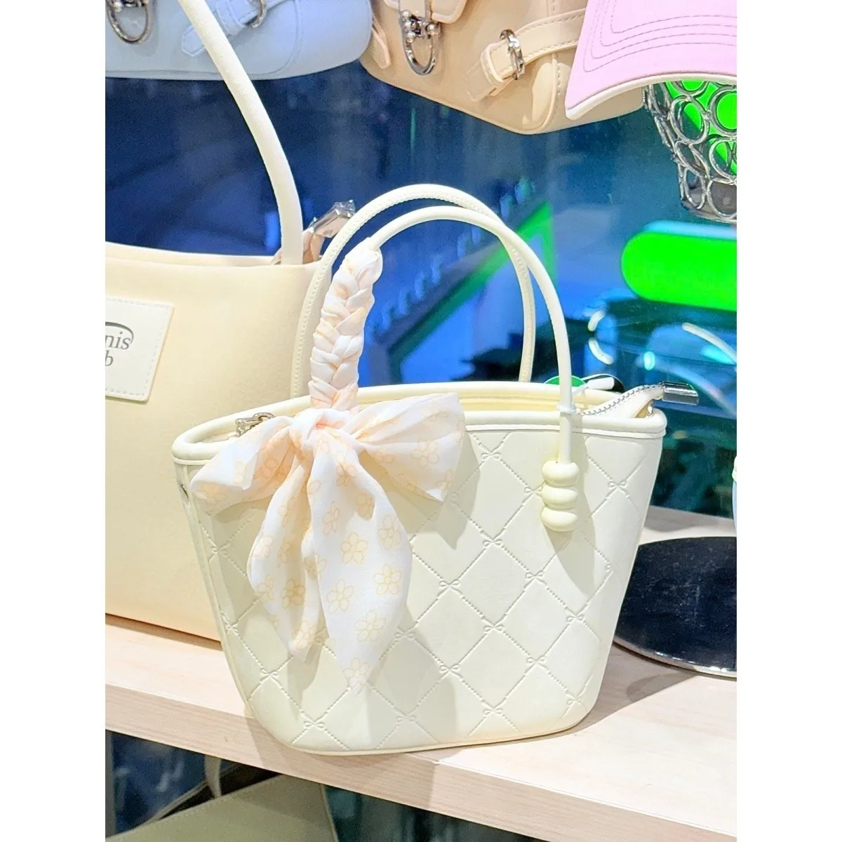JIAERDI Retro White Handle Messenger Bag Women Silk Ribbon chic Large Capacity Bucket Bag Ladies Casual Crossbody Bags Aesthetic
JIAERDI Retro White Handle Messenger Bag Women Silk Ribbon chic Large Capacity Bucket Bag Ladies Casual Crossbody Bags Aesthetic