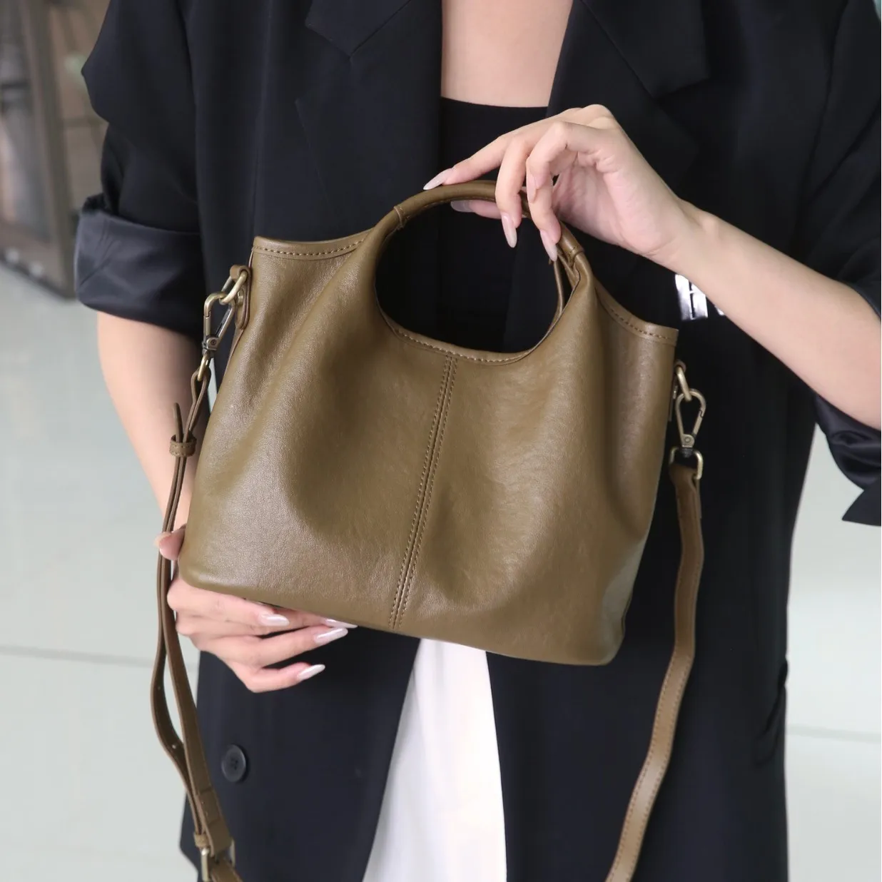 Портативная женская сумка-ведро из натуральной кожи в стиле ретро, новинка 2025, универсальная портативная сумка-мессенджер из воловьей кожи с пастой дерева
Портативная женская сумка-ведро из натуральной кожи в стиле ретро, новинка 2025, универсальная портативная сумка-мессенджер из воловьей кожи с пастой дерева