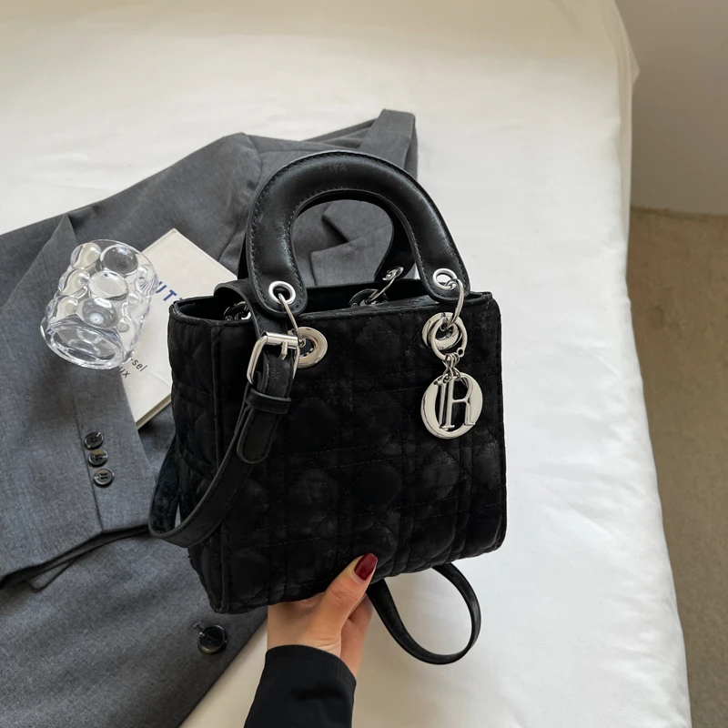Niche Fashionable Crossbody Bag with Modern Style - Trendy High-End Design for Girls' Sweet Retro Daily Outfits Looks
Niche Fashionable Crossbody Bag with Modern Style - Trendy High-End Design for Girls' Sweet Retro Daily Outfits Looks