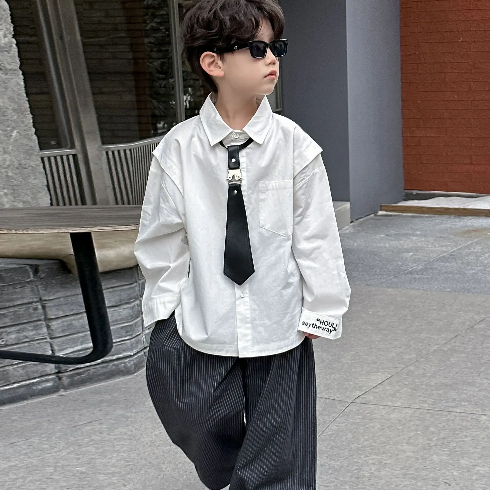 Boys' College Style Shirt 2025 Spring New Children's Korean Version Cool Loose Top Versatile Spring Outfit for Children
Boys' College Style Shirt 2025 Spring New Children's Korean Version Cool Loose Top Versatile Spring Outfit for Children