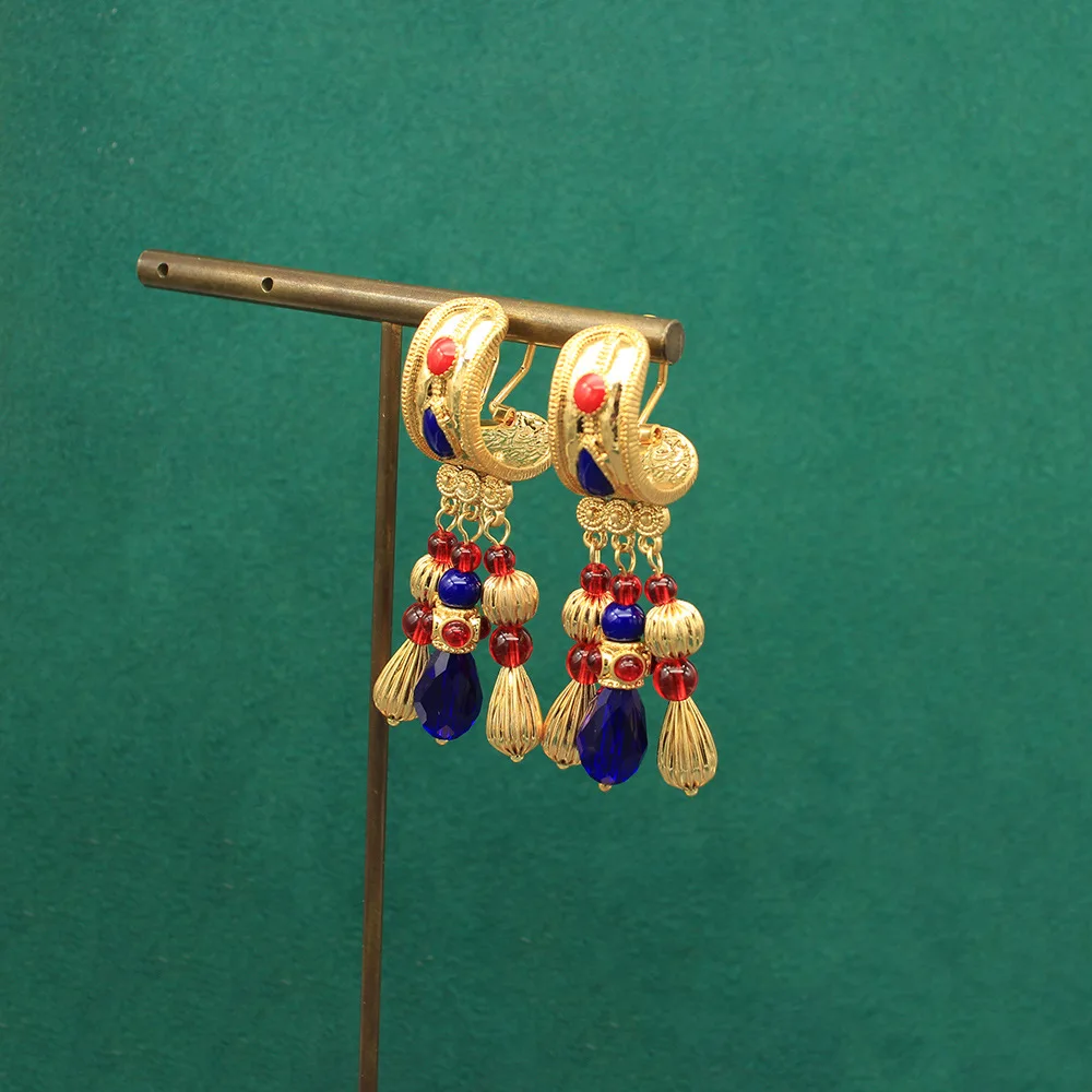 Used Western Retro Niche Water Drop Tassel Smart Earrings and Brooch Set
Used Western Retro Niche Water Drop Tassel Smart Earrings and Brooch Set