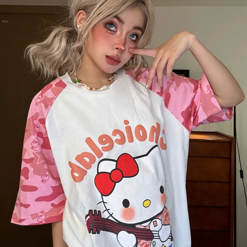 Sanrio Hello Kitty камуфляжная футболка с короткими рукавами KT cat, свободная повседневная футболка с короткими рукавами, летний топ в одном стиле для мужчин и женщин
Sanrio Hello Kitty камуфляжная футболка с короткими рукавами KT cat, свободная повседневная футболка с короткими рукавами, летний топ в одном стиле для мужчин и женщин