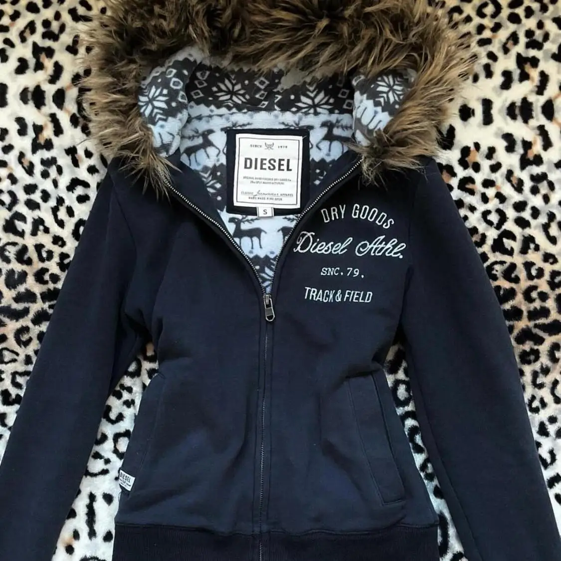American Retro Punk Style Hooded Sweatshirt Cardigan Letter Print Spring Autumn Winter Y2K Short Slim Fit Outerwear
American Retro Punk Style Hooded Sweatshirt Cardigan Letter Print Spring Autumn Winter Y2K Short Slim Fit Outerwear