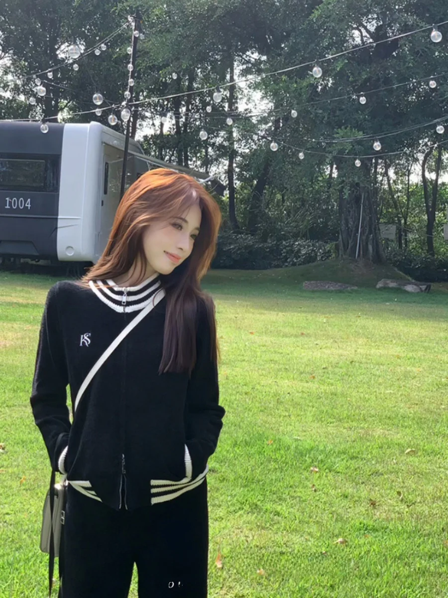 Casual Sportswear Set Women's Long Sleeve Sweater Jacket Straight Leg Pants Black Fashionable OOTD Korean Style Autumn Outfit
Casual Sportswear Set Women's Long Sleeve Sweater Jacket Straight Leg Pants Black Fashionable OOTD Korean Style Autumn Outfit
