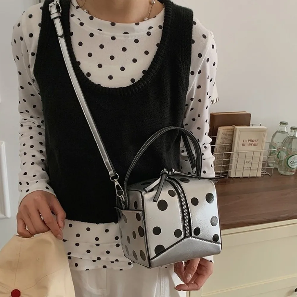 Chic PU Polka Dot Handbag Adjustable Strap Zipper Closure Box Shaped Shoulder Bag Top Handle Small Square Tote Bag Casual
Chic PU Polka Dot Handbag Adjustable Strap Zipper Closure Box Shaped Shoulder Bag Top Handle Small Square Tote Bag Casual