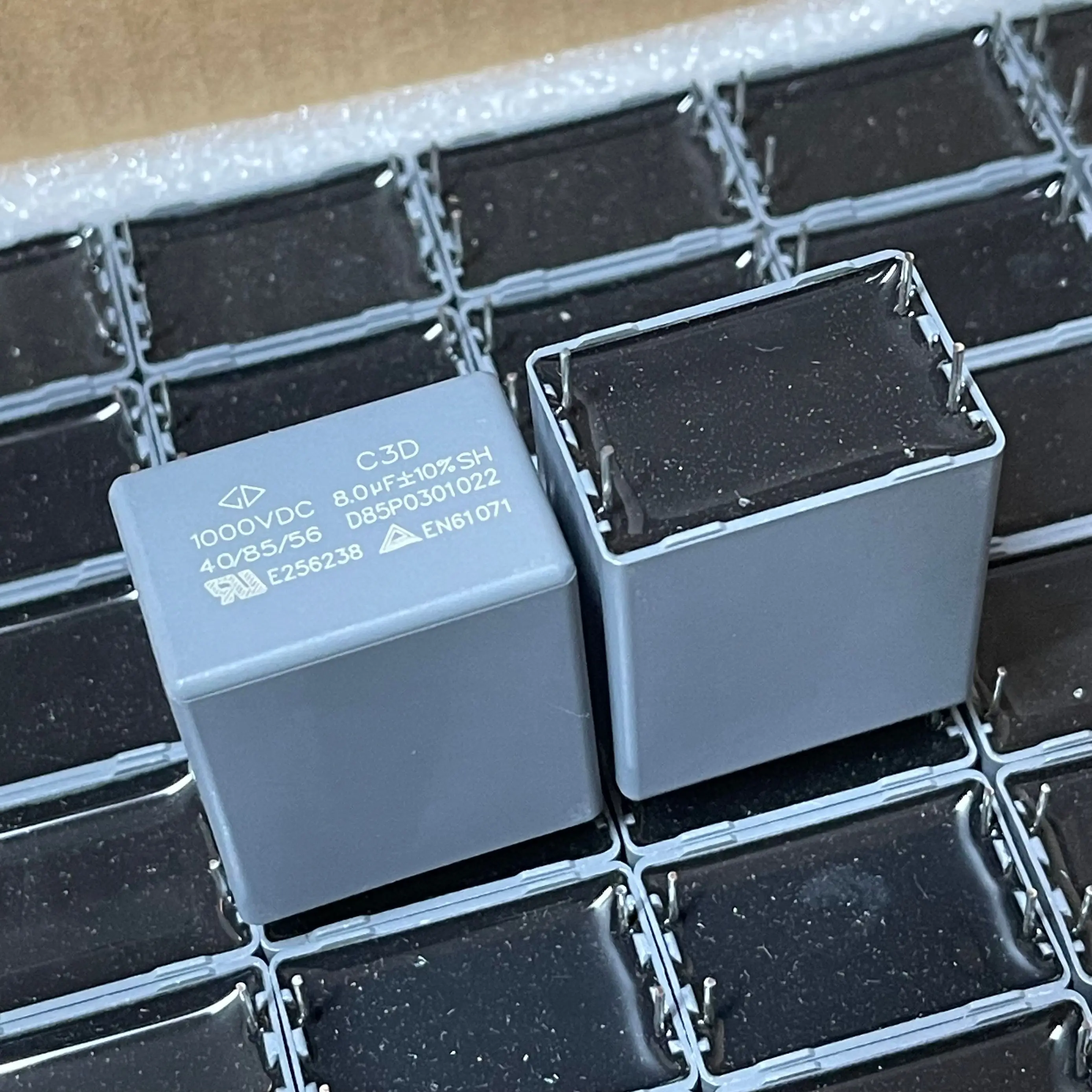 Совершенно новый оригинальный C3D3A805KB01 8 мкФ 1000 В постоянного тока фильтр металлизированный полипропиленовый пленочный конденсатор 32*22*17 мм
Совершенно новый оригинальный C3D3A805KB01 8 мкФ 1000 В постоянного тока фильтр металлизированный полипропиленовый пленочный конденсатор 32*22*17 мм