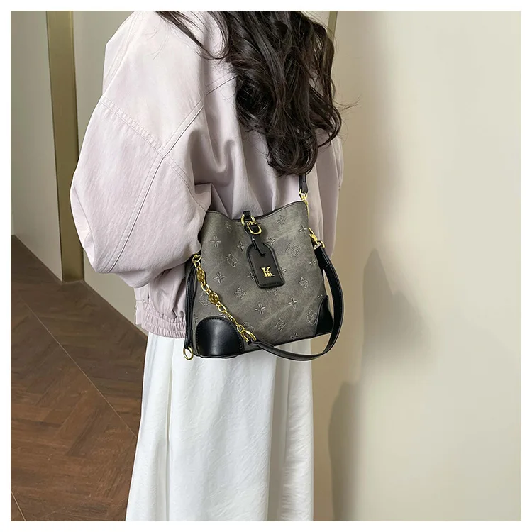 2026 New Women's High-end Retro Bucket Bag, Versatile Fashion, Portable Light Luxury Temperament Shoulder & Messenger Bag
2026 New Women's High-end Retro Bucket Bag, Versatile Fashion, Portable Light Luxury Temperament Shoulder & Messenger Bag
