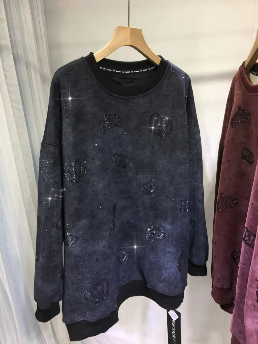 American Retro Crown Rhinestone Women's Plus Size Sweatshirts 150kg Brand Luxury Sweat-shirt Winter Thick Warm Fleece Pullover
American Retro Crown Rhinestone Women's Plus Size Sweatshirts 150kg Brand Luxury Sweat-shirt Winter Thick Warm Fleece Pullover
