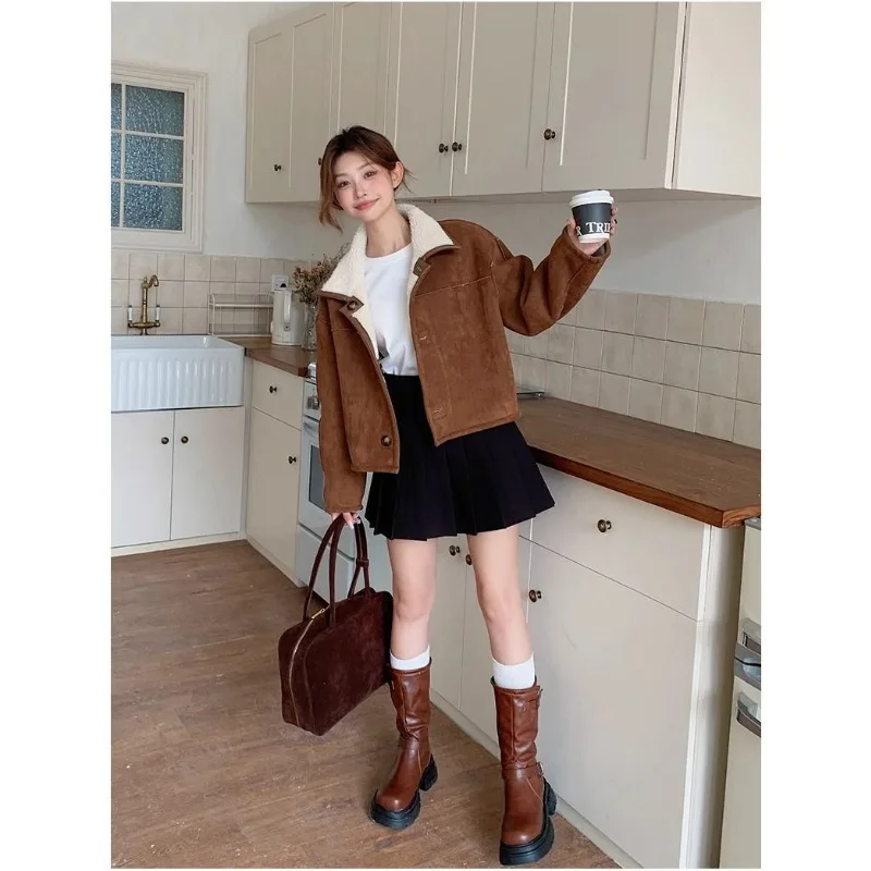 Новое маленькое зимнее бархатное утепленное пальто из овечьей шерсти, антивозрастное женское весенне-осеннее двустороннее пригодное закрывающееся замшевое пальто
Новое маленькое зимнее бархатное утепленное пальто из овечьей шерсти, антивозрастное женское весенне-осеннее двустороннее пригодное закрывающееся замшевое пальто