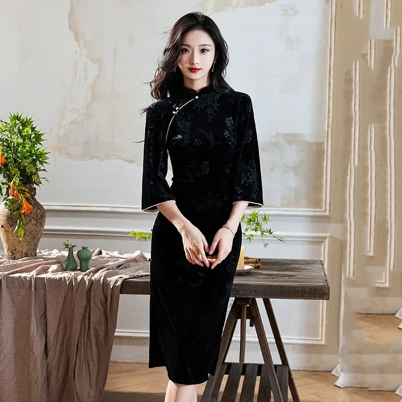 Черное бархатное длинное платье Cheongsam в китайском стиле, новое облегающее осенне-зимнее платье с длинными рукавами в стиле ретро для молодых женщин Qipao
Черное бархатное длинное платье Cheongsam в китайском стиле, новое облегающее осенне-зимнее платье с длинными рукавами в стиле ретро для молодых женщин Qipao