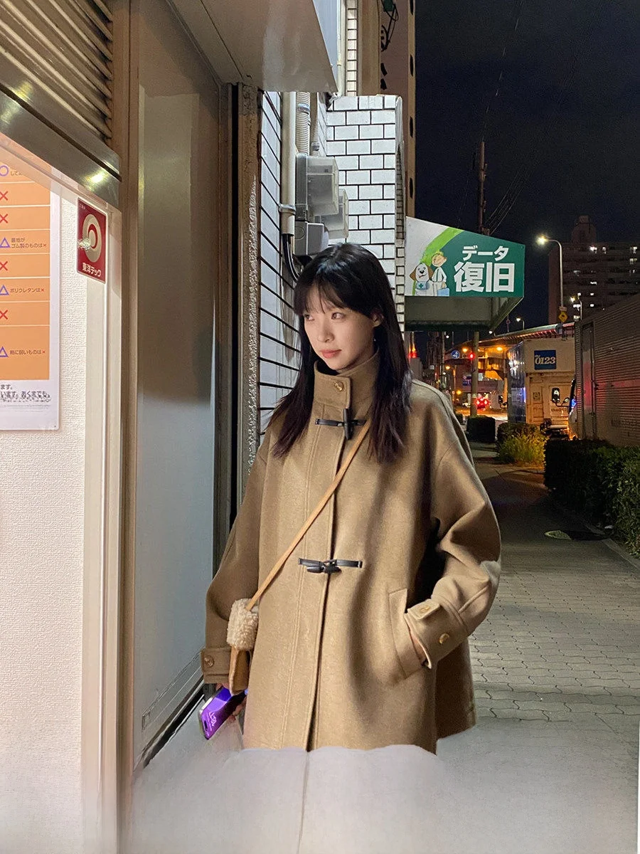 Thiened Woolen Coat for Women Milk Rabbit Pl Inner Flannel Jaet Sweet Sle Japanese Faion Button Design Long Sve
Thiened Woolen Coat for Women Milk Rabbit Pl Inner Flannel Jaet Sweet Sle Japanese Faion Button Design Long Sve