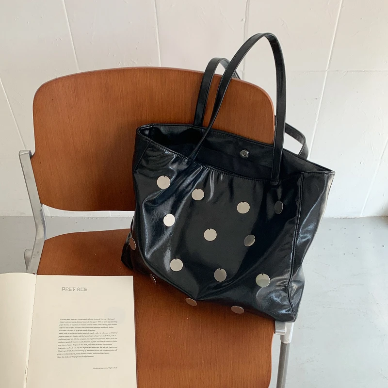 New Retro Metal Sequin Tote Bag Large Capacity Versatile Commuting Bucket Bag Fashion Highquality Soft PU Shoulder Underarm Bag
New Retro Metal Sequin Tote Bag Large Capacity Versatile Commuting Bucket Bag Fashion Highquality Soft PU Shoulder Underarm Bag
