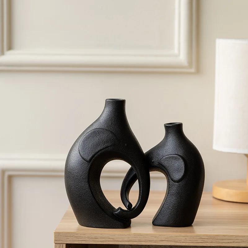 LH ceramic vase flower arrangement ornament is simple and high-end, light luxury and good-looking for home use.
LH ceramic vase flower arrangement ornament is simple and high-end, light luxury and good-looking for home use.