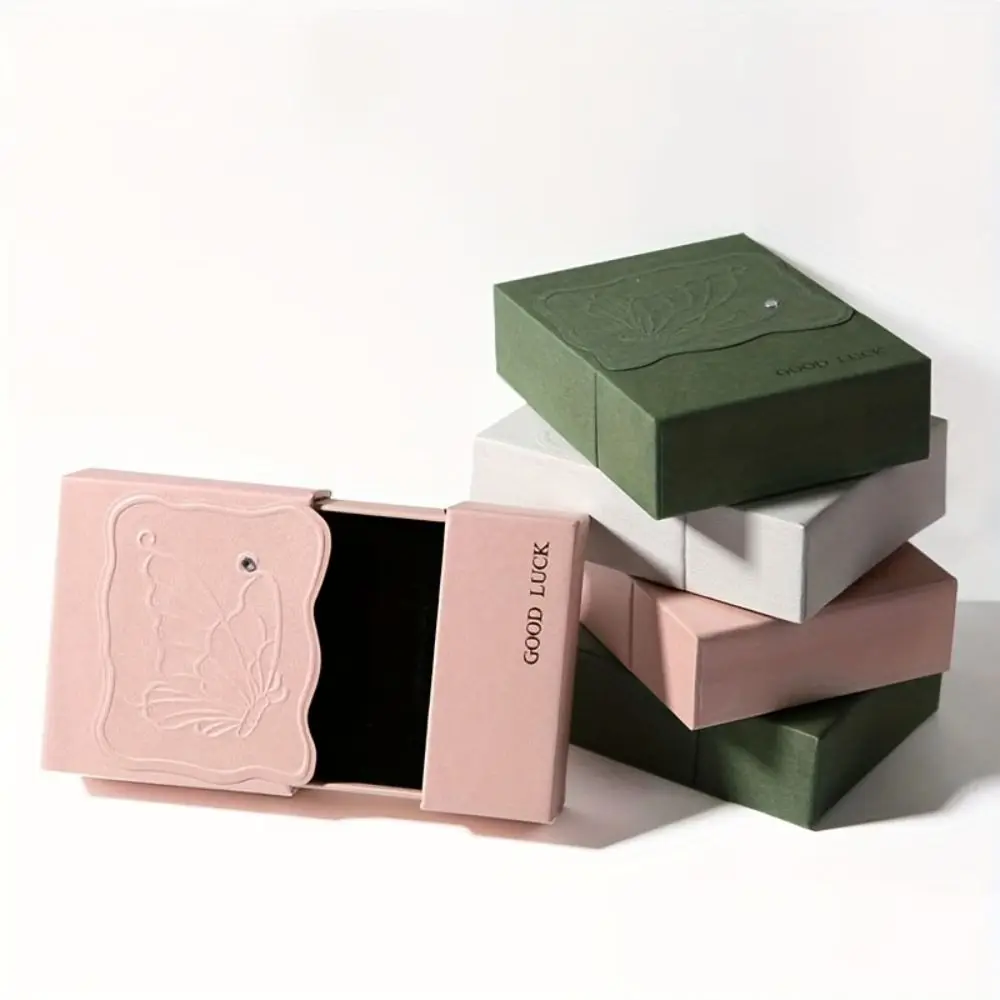 Шкатулка для украшений с выдвижным ящиком и дизайном бабочки, с горячим тиснением и стразами, маленькая, в свежем стиле
Шкатулка для украшений с выдвижным ящиком и дизайном бабочки, с горячим тиснением и стразами, маленькая, в свежем стиле