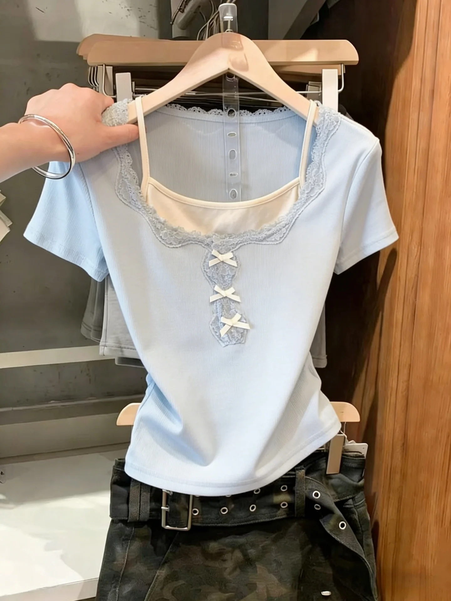 Lace Knot Short Sleeve Slim Fit Women's T-shirt Summer New Style Pure Desire Style Cotton Breathable Thin Cotton Blend
Lace Knot Short Sleeve Slim Fit Women's T-shirt Summer New Style Pure Desire Style Cotton Breathable Thin Cotton Blend