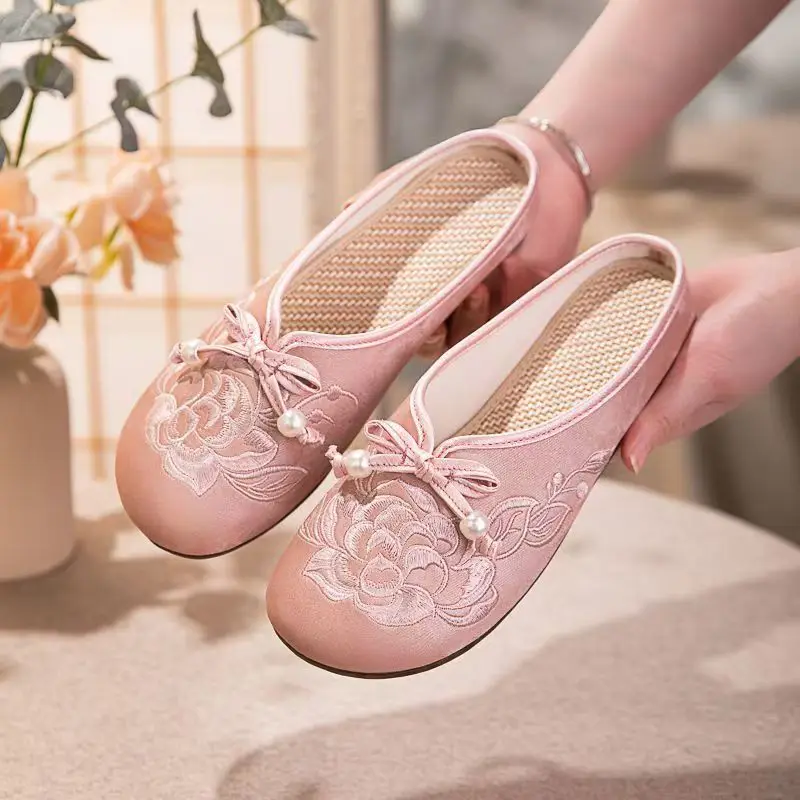 Женские летние однотонные тапочки Baotou на плоской подошве с вышивкой, нескользящие дышащие домашние тапочки на мягкой подошве, уличные полутапочки
Женские летние однотонные тапочки Baotou на плоской подошве с вышивкой, нескользящие дышащие домашние тапочки на мягкой подошве, уличные полутапочки