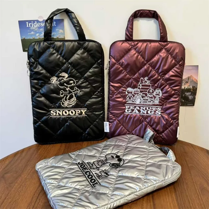 New Cartoon Snoopy Diamond-shaped Cotton Embroidered IPad Tablet Bag Girls Portable 11/12-inch Laptop Portable Storage Bag Gift
New Cartoon Snoopy Diamond-shaped Cotton Embroidered IPad Tablet Bag Girls Portable 11/12-inch Laptop Portable Storage Bag Gift