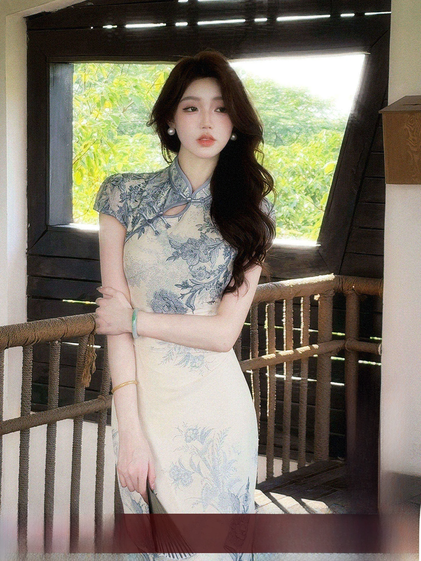 Lingshan Zhihe Blue And White Porcelain Print New Chinese Style Short Sleeve Women's Dress Hollow out Waist Cinched Long Qipao
Lingshan Zhihe Blue And White Porcelain Print New Chinese Style Short Sleeve Women's Dress Hollow out Waist Cinched Long Qipao