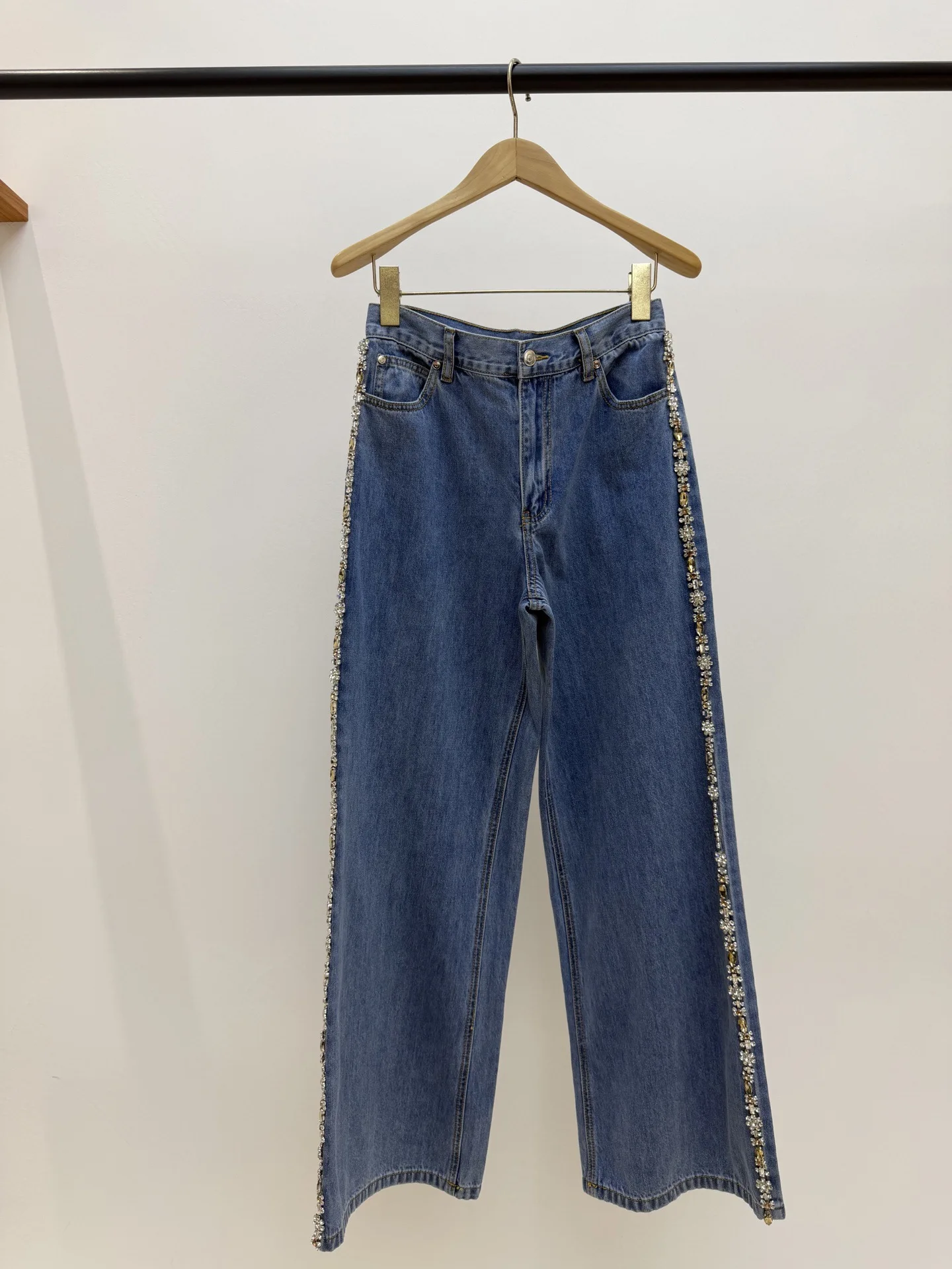 2026 Spring New Women Side Floral Inlaid Diamond Jeans High Waisted Straight Leg Fashion Pants
2026 Spring New Women Side Floral Inlaid Diamond Jeans High Waisted Straight Leg Fashion Pants