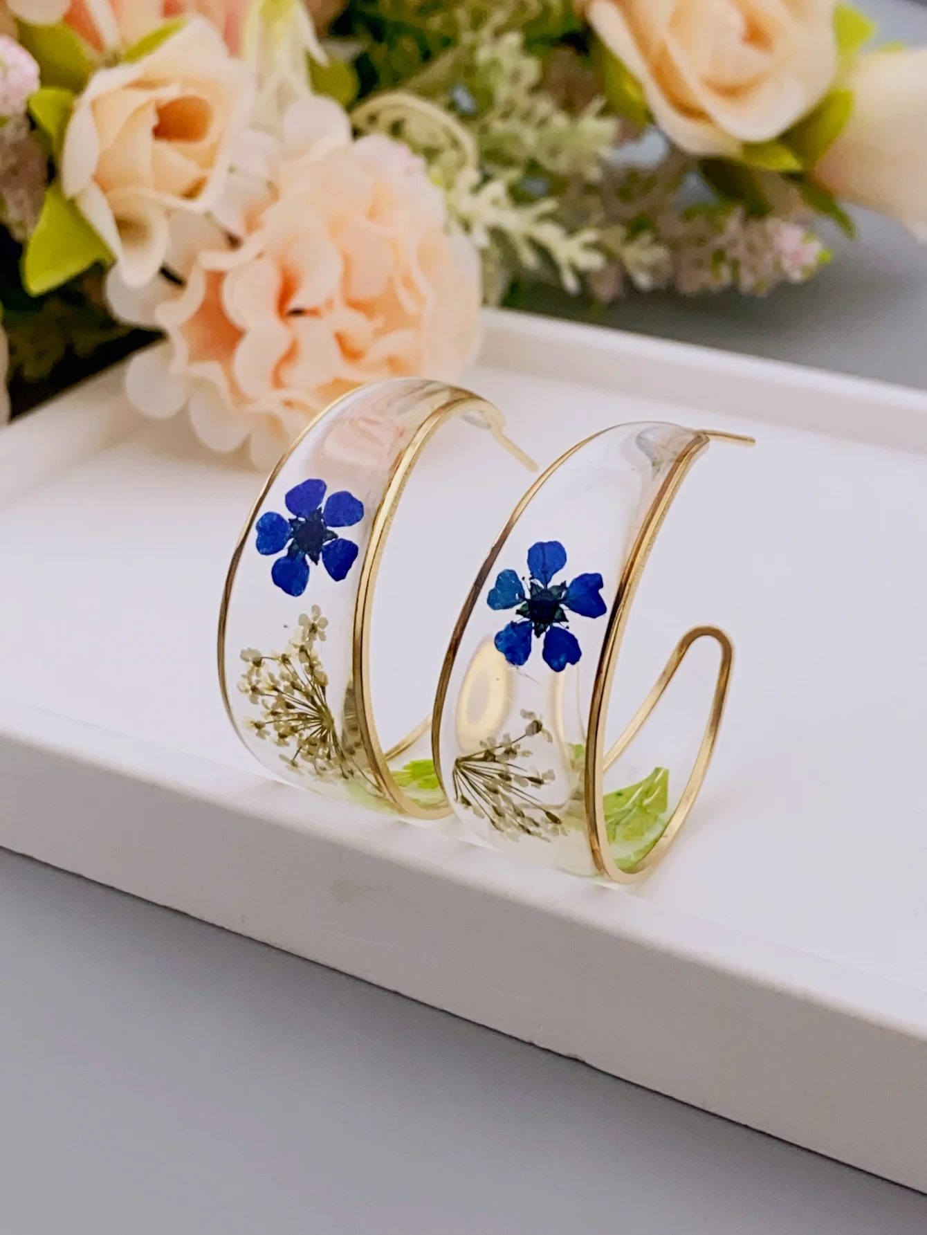 Trendy European and American Resin Flower Earrings, Handmade and Stylish C-shaped Big Earrings for Women
Trendy European and American Resin Flower Earrings, Handmade and Stylish C-shaped Big Earrings for Women