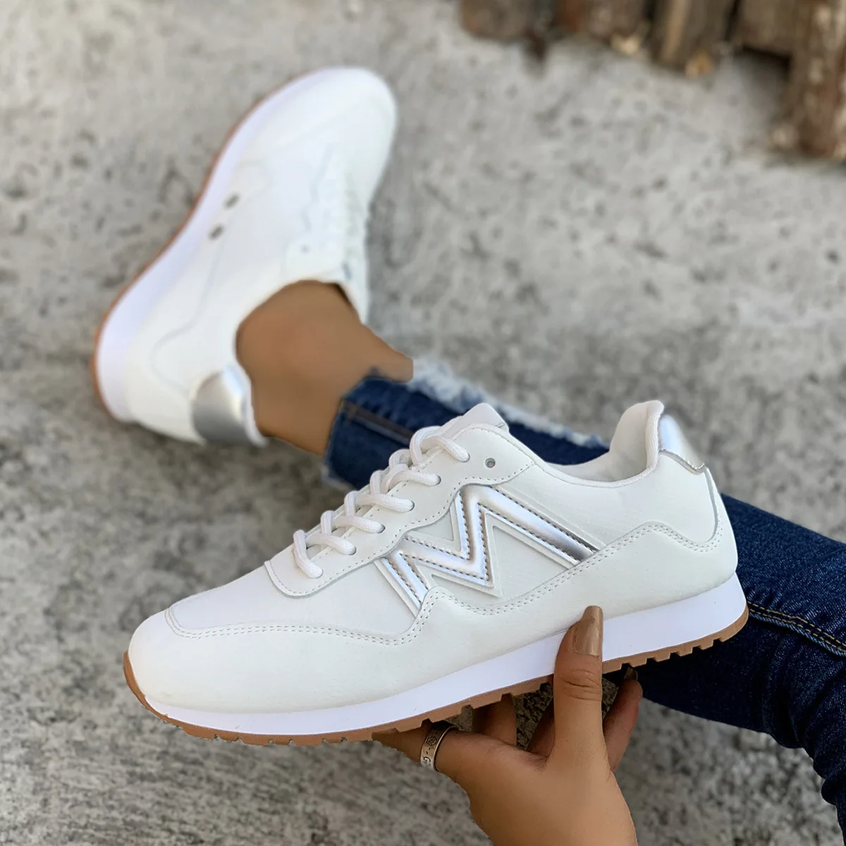 The 2025 new women's sports shoes are lightweight, anti-slip, white flat shoes with leather uppers and round toe casual shoes
The 2025 new women's sports shoes are lightweight, anti-slip, white flat shoes with leather uppers and round toe casual shoes