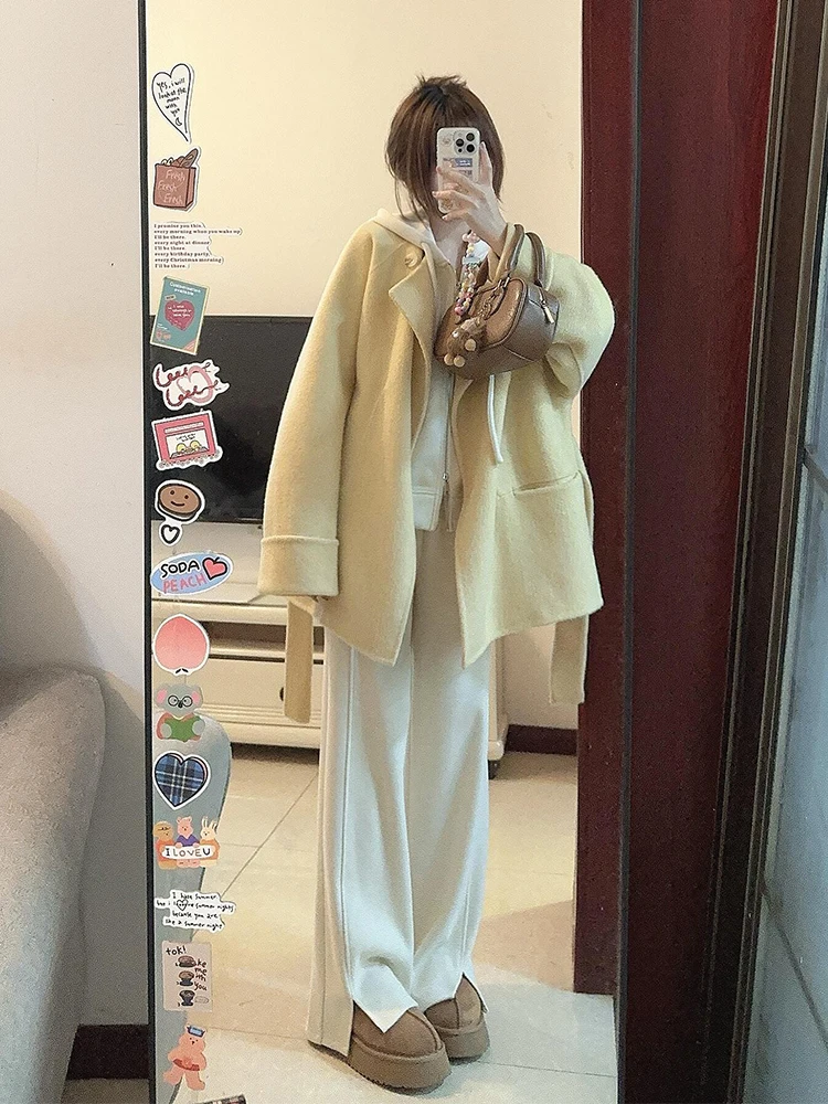 Fall 2025 New Light Color Casual Outfit Yellow Woolen Coat Hoodie Sweatpants Three-Piece Set High Waist Long Pants Commute Style
Fall 2025 New Light Color Casual Outfit Yellow Woolen Coat Hoodie Sweatpants Three-Piece Set High Waist Long Pants Commute Style