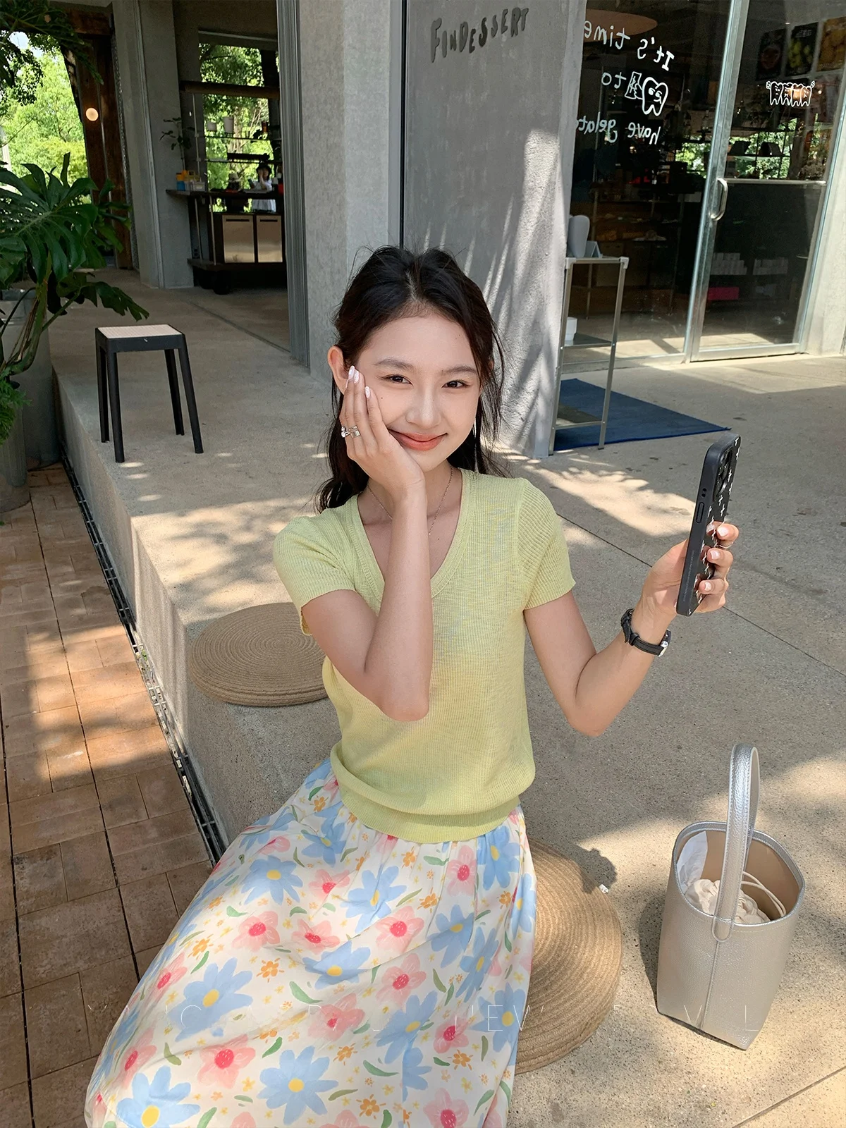 Желтая вязаная футболка с U-образным вырезом и коротким рукавом, женская, приталенная, летняя, новая, мягкая, тонкая, повседневная, однотонная, от Yang Bubble
Желтая вязаная футболка с U-образным вырезом и коротким рукавом, женская, приталенная, летняя, новая, мягкая, тонкая, повседневная, однотонная, от Yang Bubble