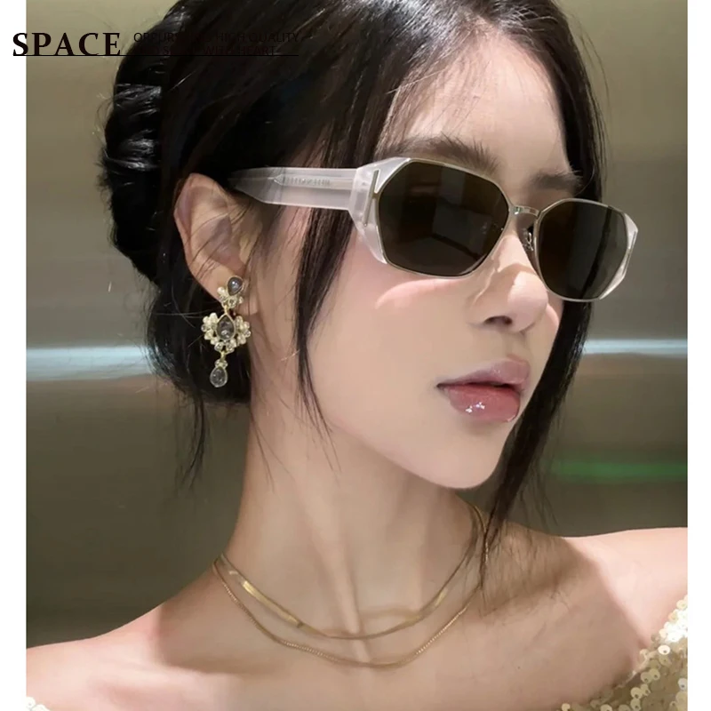 208 High-end metal fashion personalized women sunglasses luxury brand UV400 cycling traveling men sunglasses engraved logo
208 High-end metal fashion personalized women sunglasses luxury brand UV400 cycling traveling men sunglasses engraved logo