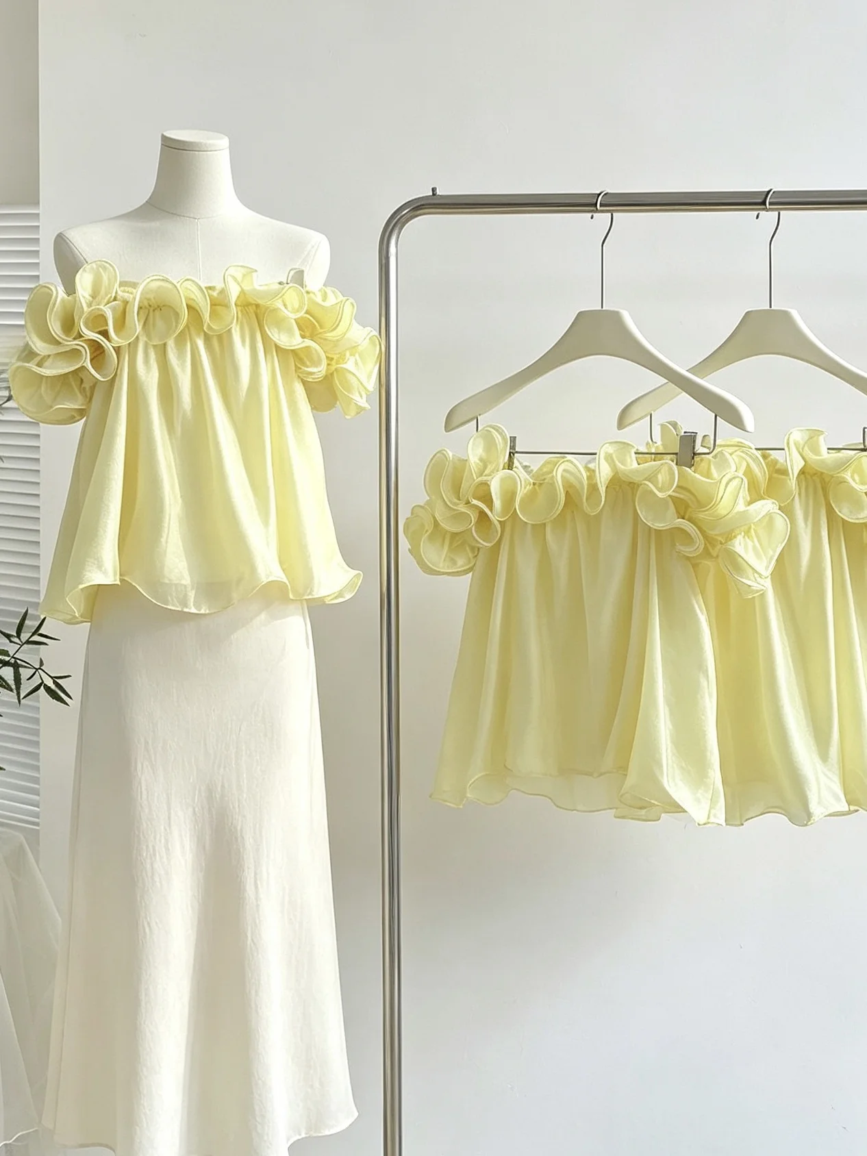 Yellow Vest Strap One Shoulder Chiffon Design Sense Flower Slimming Shoulder Exposure Short Top Women Summer
Yellow Vest Strap One Shoulder Chiffon Design Sense Flower Slimming Shoulder Exposure Short Top Women Summer