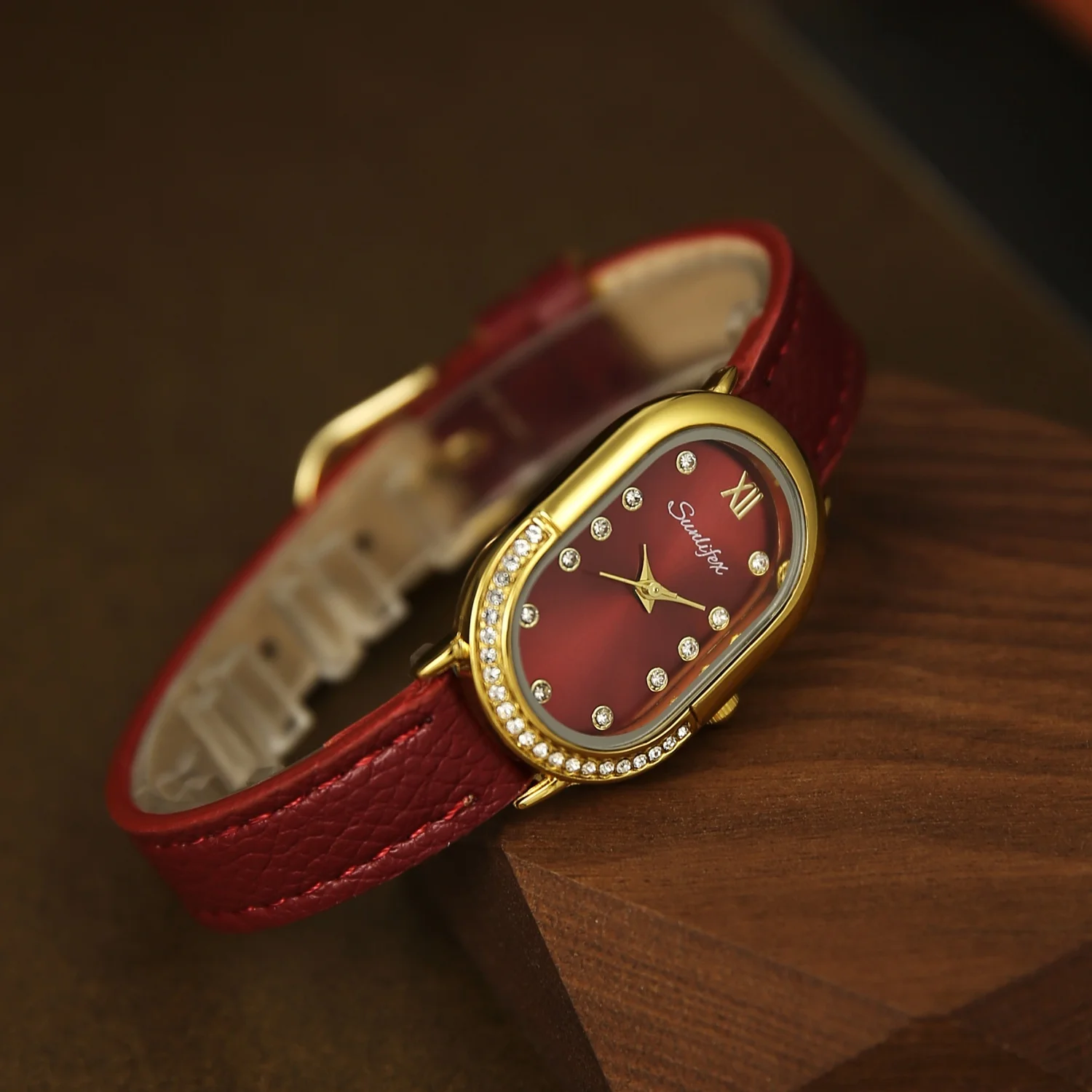 SUNLIFEX Trendy Diamond Oval Dial Watches Woman Red Leather Strap Quartz Watch for Women Minimalist Ladies Wristwatch Relógio
SUNLIFEX Trendy Diamond Oval Dial Watches Woman Red Leather Strap Quartz Watch for Women Minimalist Ladies Wristwatch Relógio