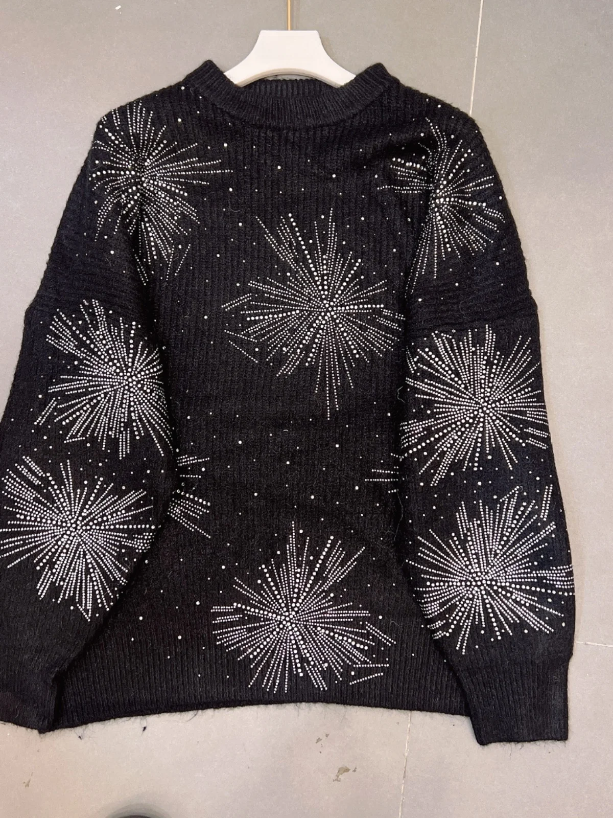Black Loose Women's Sweater Autumn Winter New Style Heavy Work Star Rhinestone Versatile Top Quality Knitted Long Sleeve Crew...
Black Loose Women's Sweater Autumn Winter New Style Heavy Work Star Rhinestone Versatile Top Quality Knitted Long Sleeve Crew...