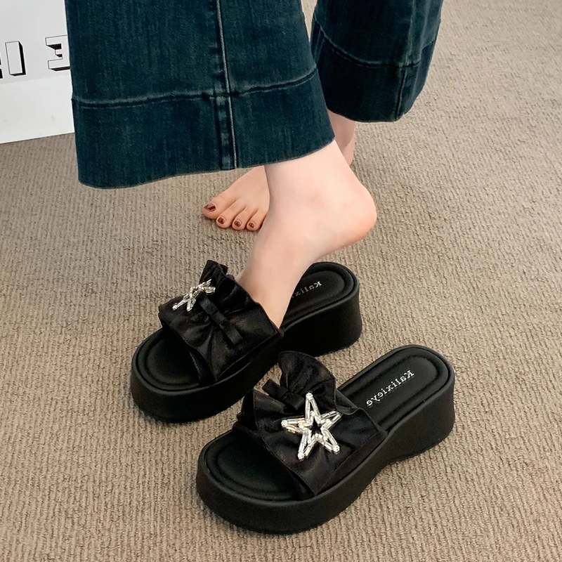 Fashion Star Pleated Platform Slippers Outdoor Thick Sole Women Slippers Summer Casual Slides Shoes Novelty Pull on Sandals New
Fashion Star Pleated Platform Slippers Outdoor Thick Sole Women Slippers Summer Casual Slides Shoes Novelty Pull on Sandals New
