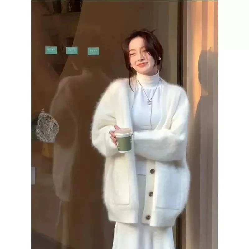 Advanced and lazy style V-neck furry thick sweater jacket, women's cardigan, fashionable western-style top, autumn and winter
Advanced and lazy style V-neck furry thick sweater jacket, women's cardigan, fashionable western-style top, autumn and winter