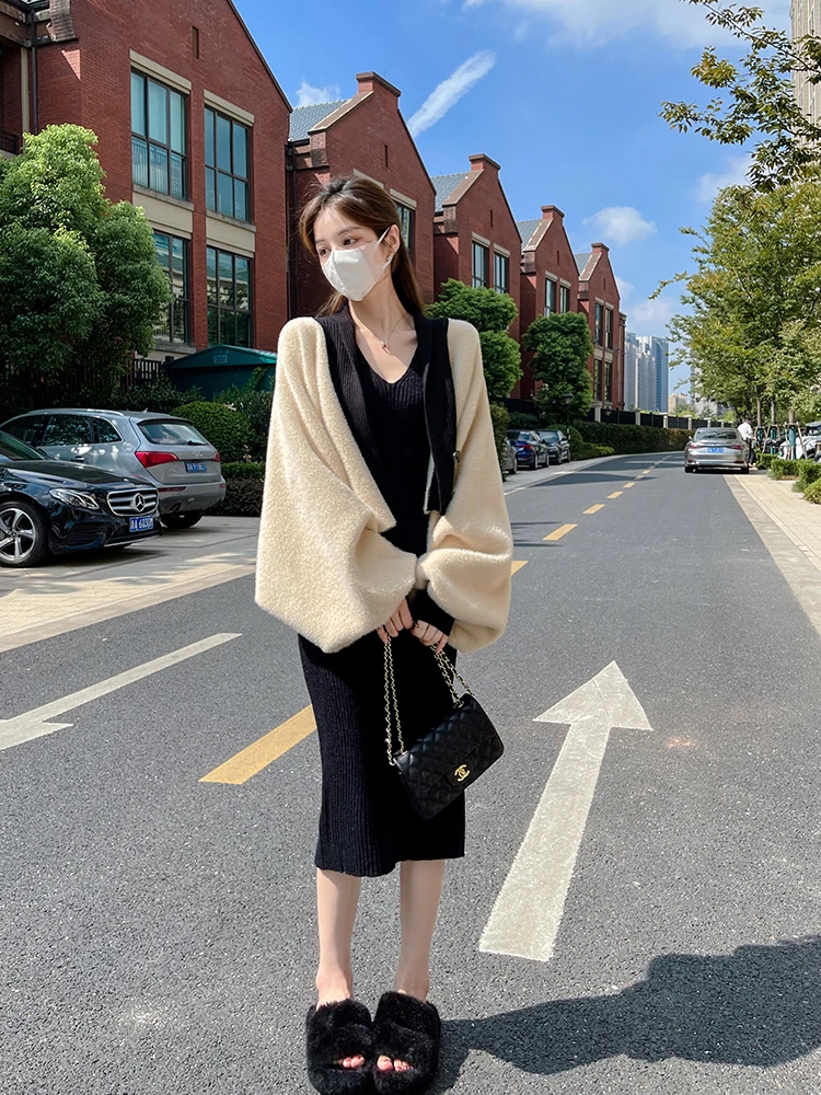 Lin Yan Er Knitted Set Dress Women's Autumn Winter 2023 New Open Cardigan Strapless Gown Elegance Lady Two-Piece Suit
Lin Yan Er Knitted Set Dress Women's Autumn Winter 2023 New Open Cardigan Strapless Gown Elegance Lady Two-Piece Suit