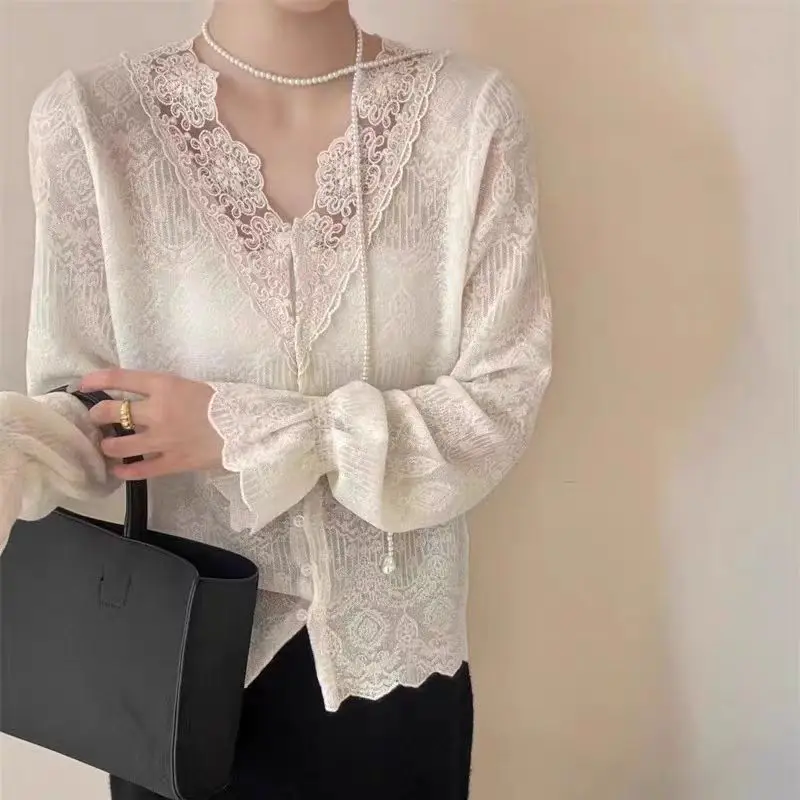 plus Size Women's Lace Bell Sleeve T-Shirt White Slimming Base Shirt Women's Loose Fit Long Sleeve Pullover Top for Autumn
plus Size Women's Lace Bell Sleeve T-Shirt White Slimming Base Shirt Women's Loose Fit Long Sleeve Pullover Top for Autumn