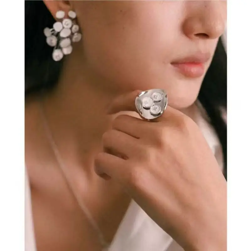 Нишевый дизайн, серьги с коралловой белой эмалью, модные элегантные серьги, легкие роскошные аксессуары высокого класса
Нишевый дизайн, серьги с коралловой белой эмалью, модные элегантные серьги, легкие роскошные аксессуары высокого класса