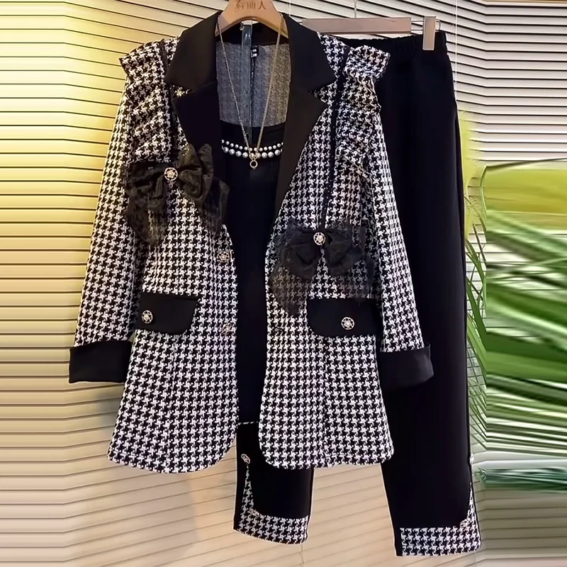 Lapel collar bow plaid jacket casual long pants plus size women's clothing temperament commuting style two-piece set
Lapel collar bow plaid jacket casual long pants plus size women's clothing temperament commuting style two-piece set