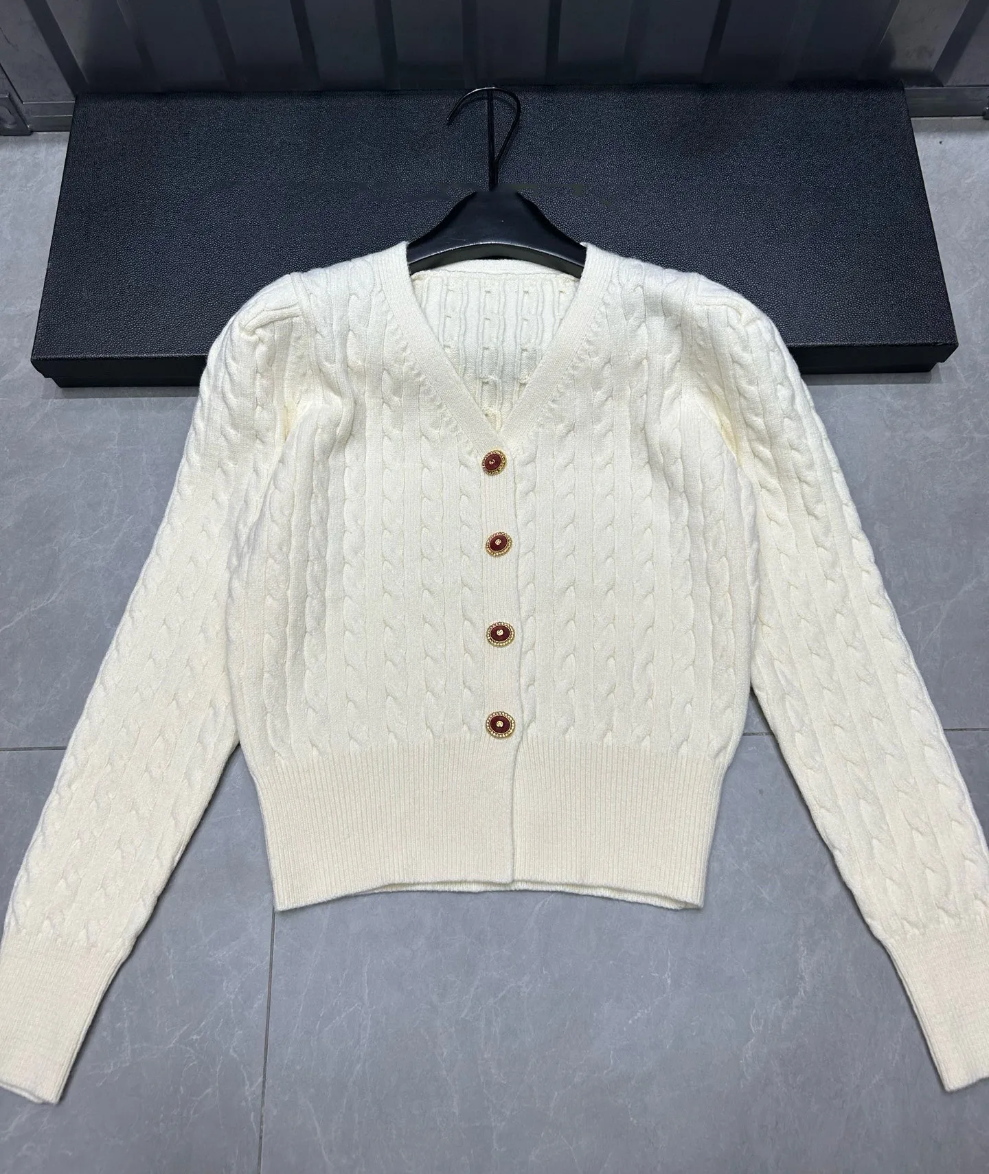 Мягкий винтажный кашемировый витой вязаный кардиган с v-образным вырезом, приталенный свитер с открытой передней частью, ленивый стиль, осенне-зимняя верхняя одежда F173
Мягкий винтажный кашемировый витой вязаный кардиган с v-образным вырезом, приталенный свитер с открытой передней частью, ленивый стиль, осенне-зимняя верхняя одежда F173