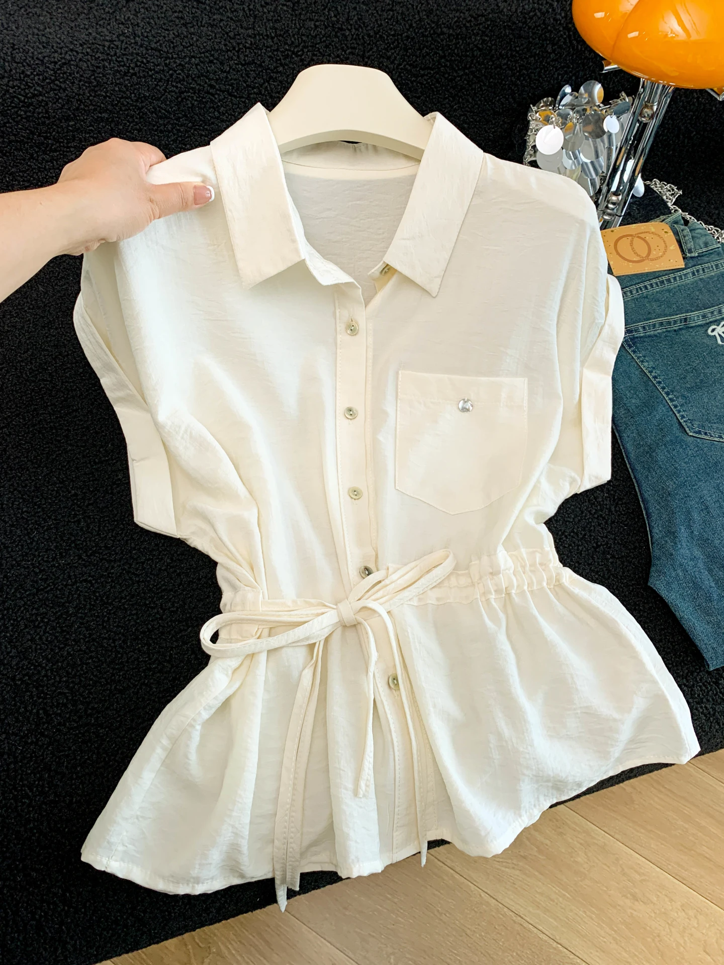 Summer 2026 White Chiffon Short Sleeve Women's Shirt Loose Waist Design Belted Belly Covering Top Original Design Collar
Summer 2026 White Chiffon Short Sleeve Women's Shirt Loose Waist Design Belted Belly Covering Top Original Design Collar