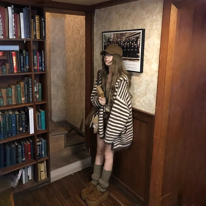 Мягкий и липкий вязаный кардиган в полоску с капюшоном в ленивом стиле для женщин осенью, свободный и универсальный свитер-куртка 
Мягкий и липкий вязаный кардиган в полоску с капюшоном в ленивом стиле для женщин осенью, свободный и универсальный свитер-куртка