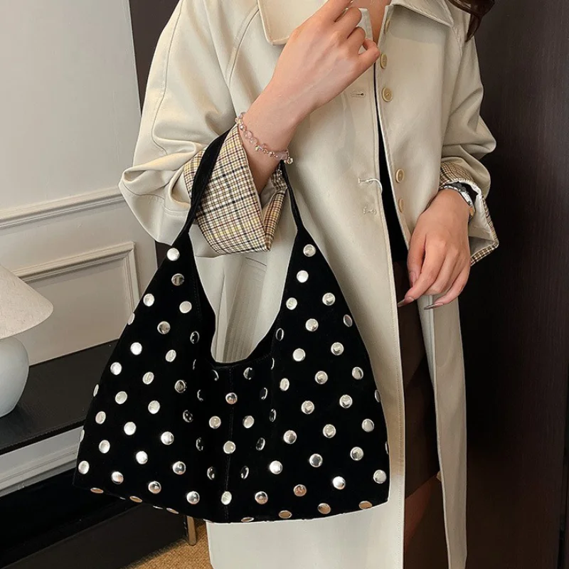 Сумка-тоут из искусственной кожи с заклепками в готическом стиле панк, вместительная сумка через плечо, модная замшевая сумка с магнитной застежкой, сумка на плечо
Сумка-тоут из искусственной кожи с заклепками в готическом стиле панк, вместительная сумка через плечо, модная замшевая сумка с магнитной застежкой, сумка на плечо