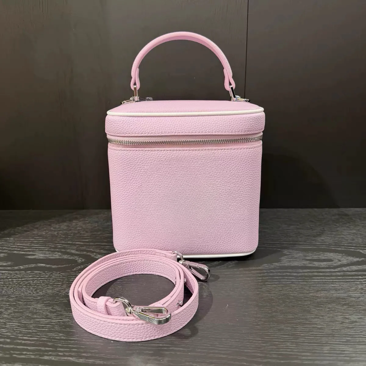 Trendy Pastel Pink Bucket Tote Bag Large Women Golf Clothes Duffle Chic Commuter Handbag Waterproof Travel Storage Organizer
Trendy Pastel Pink Bucket Tote Bag Large Women Golf Clothes Duffle Chic Commuter Handbag Waterproof Travel Storage Organizer