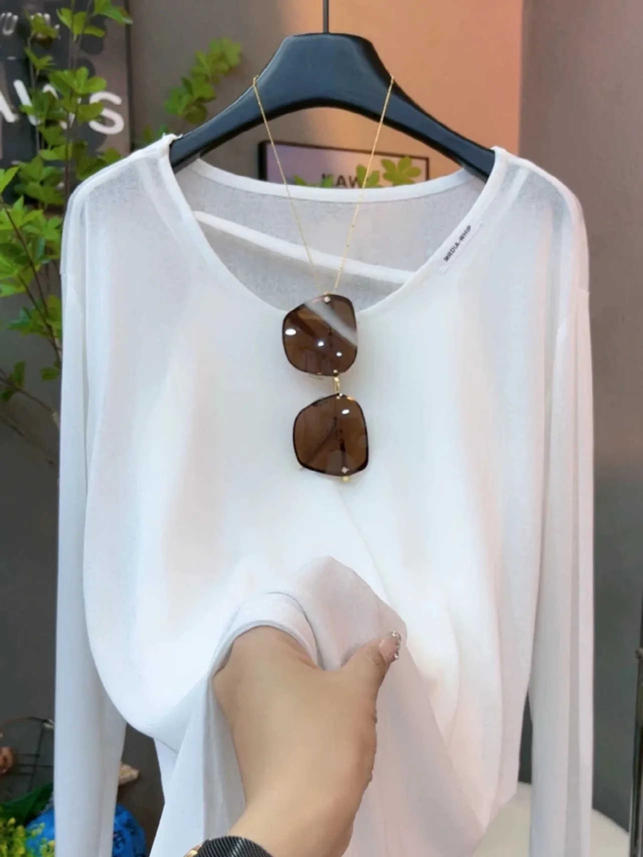 Fashionable Lightweight Long Sleeve Sun Protection Shirt Slit Design Breathable Comfortable Korean Style European Fashion Top
Fashionable Lightweight Long Sleeve Sun Protection Shirt Slit Design Breathable Comfortable Korean Style European Fashion Top