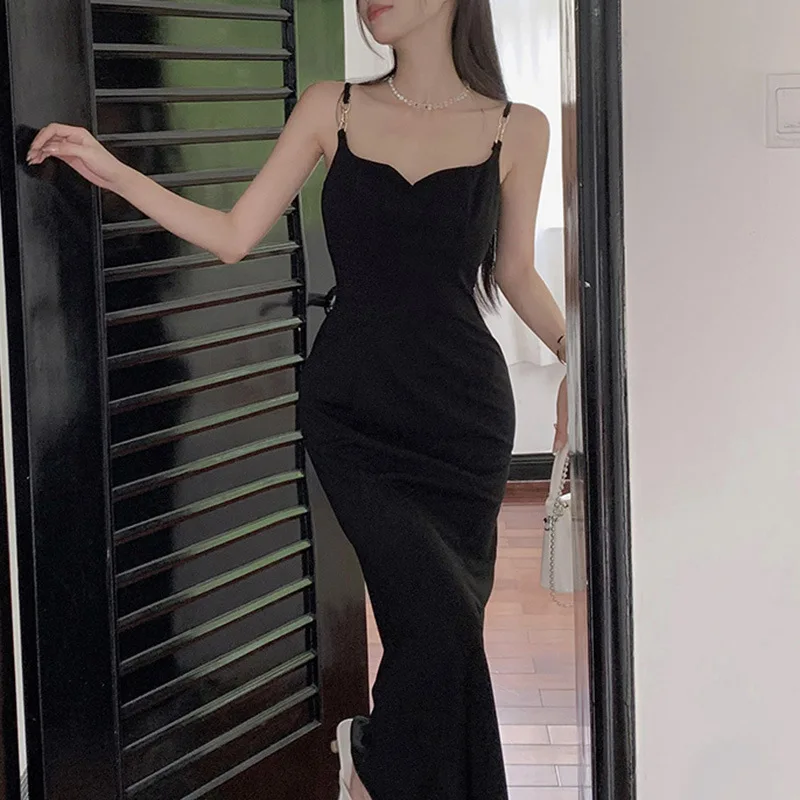 Halter metal chain waist slimming dress female ins pure desire style fashion long black dress
Halter metal chain waist slimming dress female ins pure desire style fashion long black dress