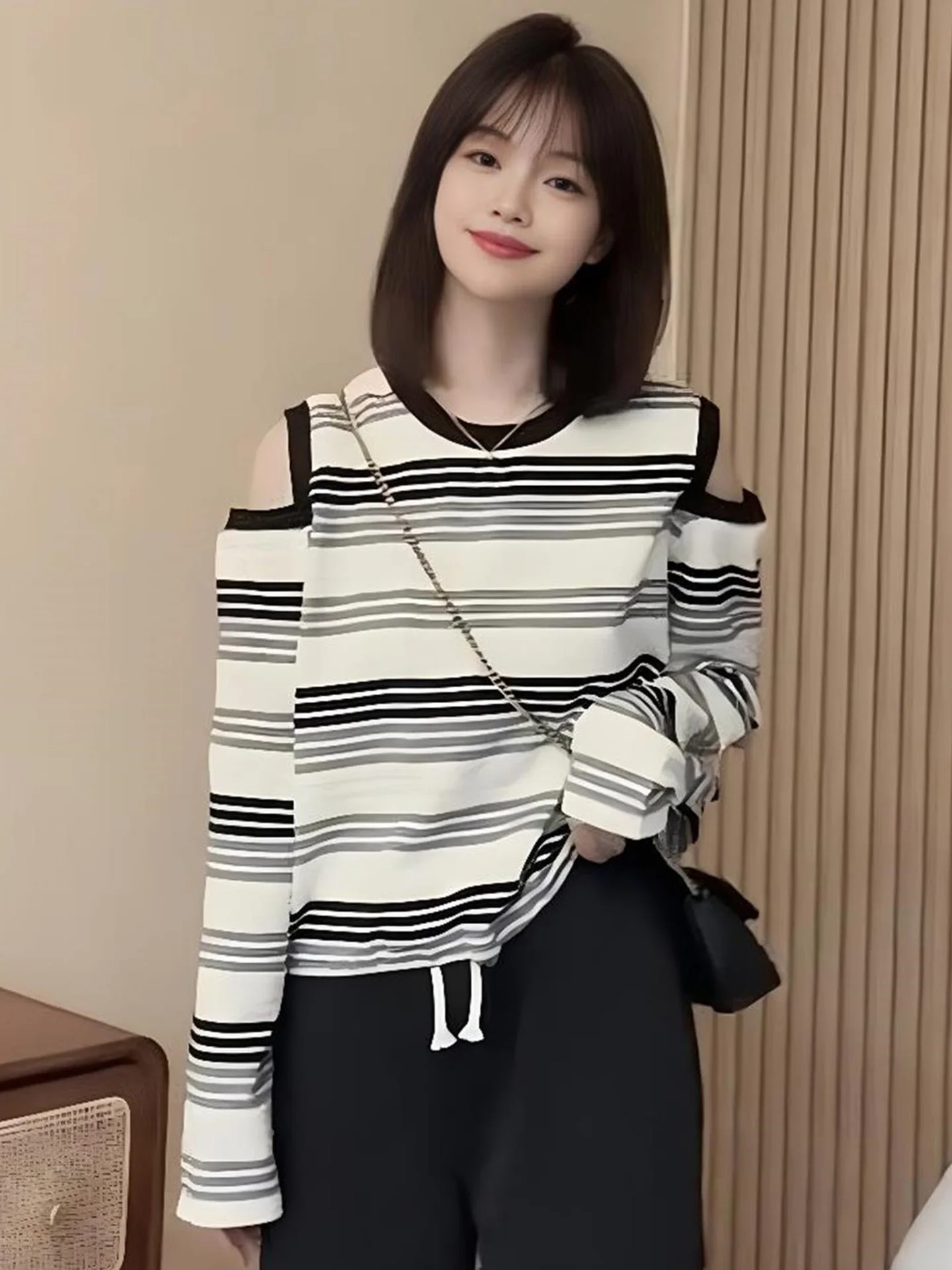 Удобная свободная полосатая футболка с открытыми плечами и длинным рукавом, базовый топ для осени, в корейском стиле, прямого кроя, из шелковой смеси
Удобная свободная полосатая футболка с открытыми плечами и длинным рукавом, базовый топ для осени, в корейском стиле, прямого кроя, из шелковой смеси