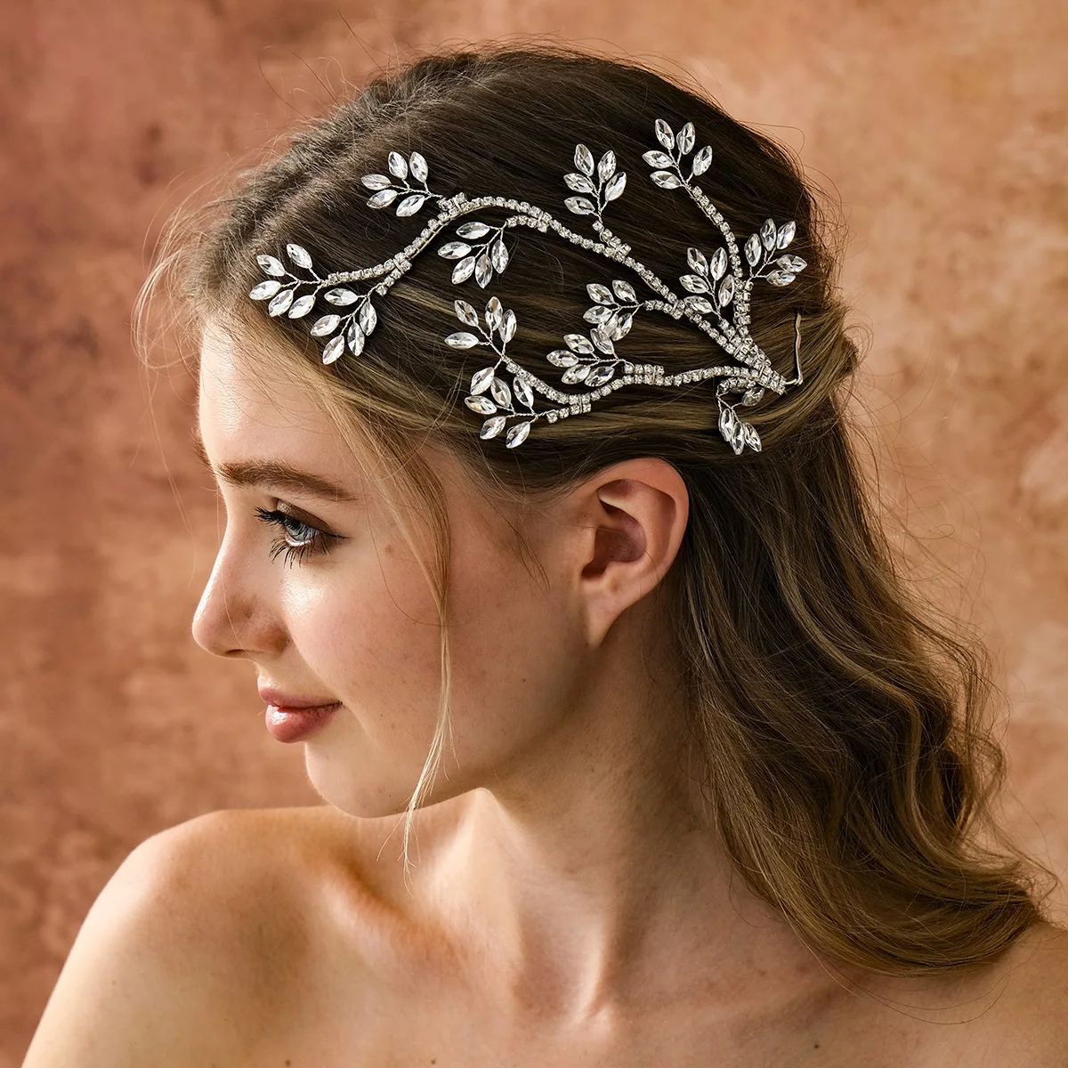 Новые ленты для волос со стразами и листьями и ветками, головной убор невесты в Европе и Америке, цепочка с когтями, боковая заколка для волос, аксессуары для волос
Новые ленты для волос со стразами и листьями и ветками, головной убор невесты в Европе и Америке, цепочка с когтями, боковая заколка для волос, аксессуары для волос